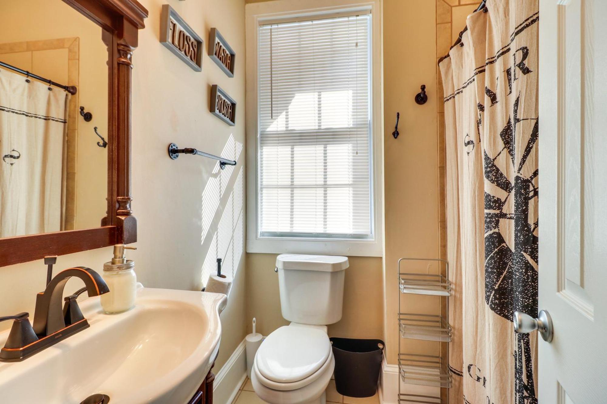 Updated With Backyard, 10mi To Dtwn Holiday home Atlanta