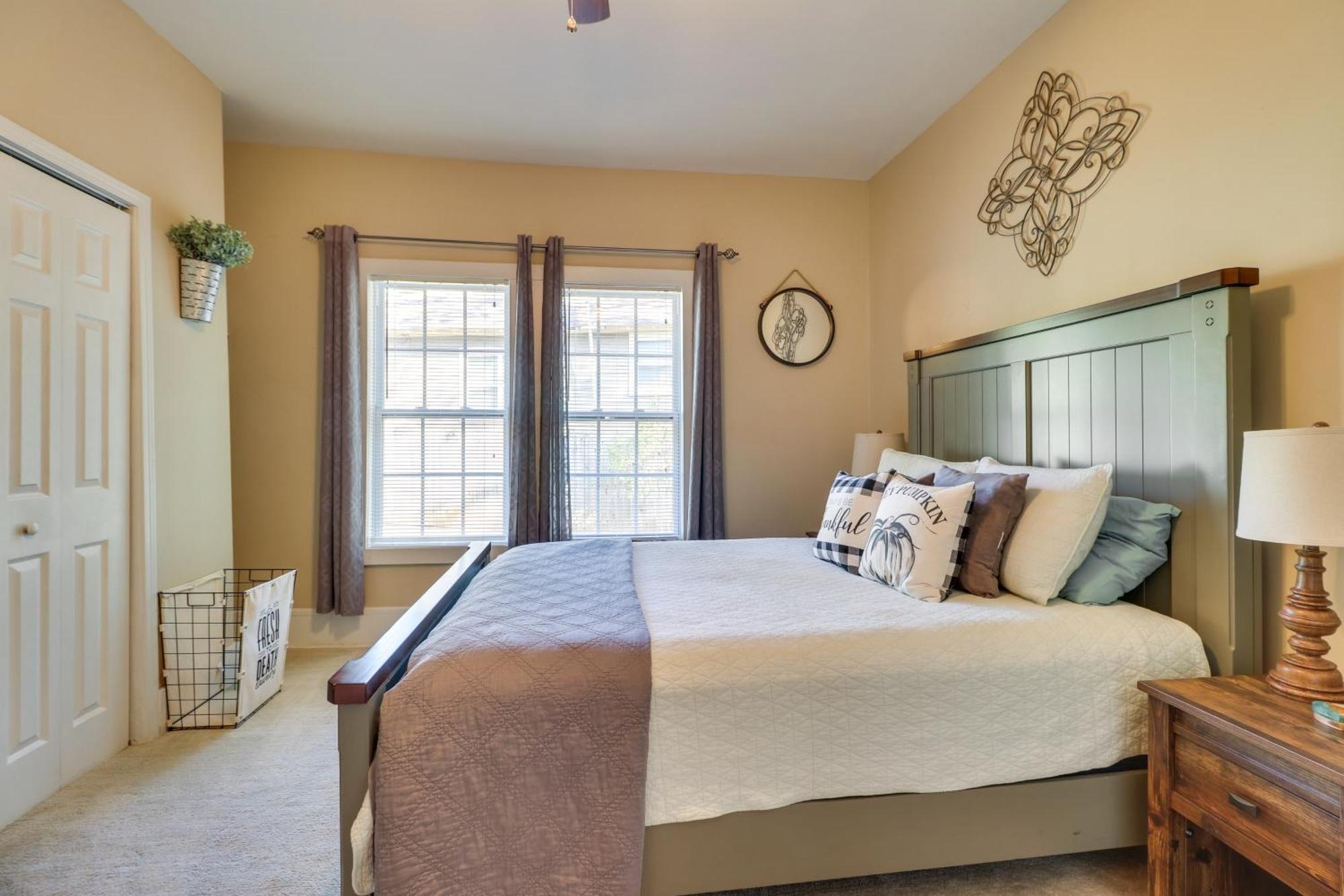 Updated With Backyard, 10mi To Dtwn Holiday home *