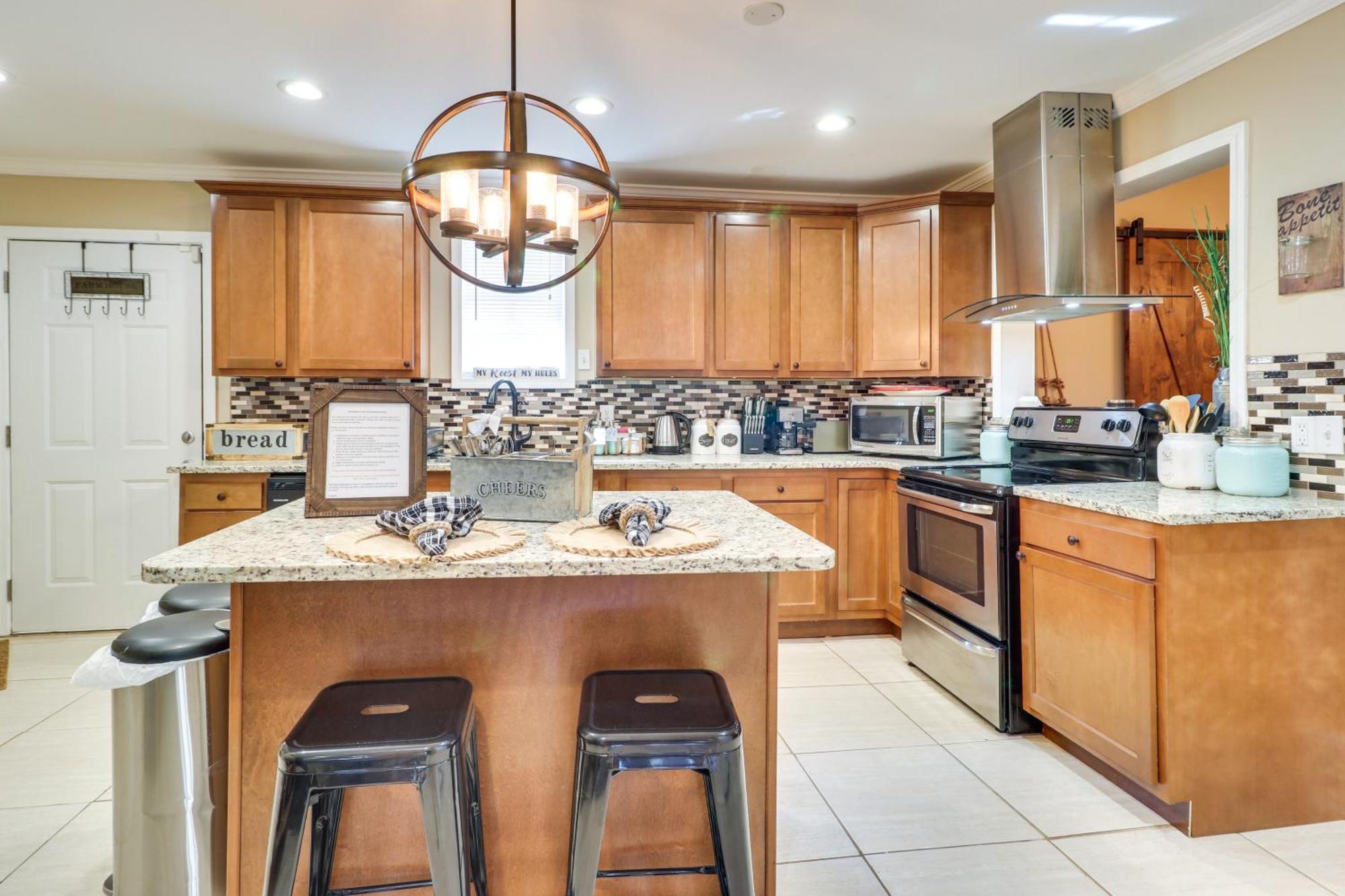Holiday home Updated With Backyard, 10mi To Dtwn