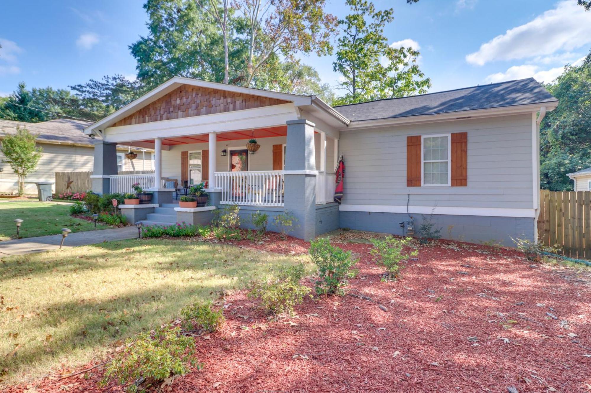Updated With Backyard, 10mi To Dtwn Holiday home Atlanta