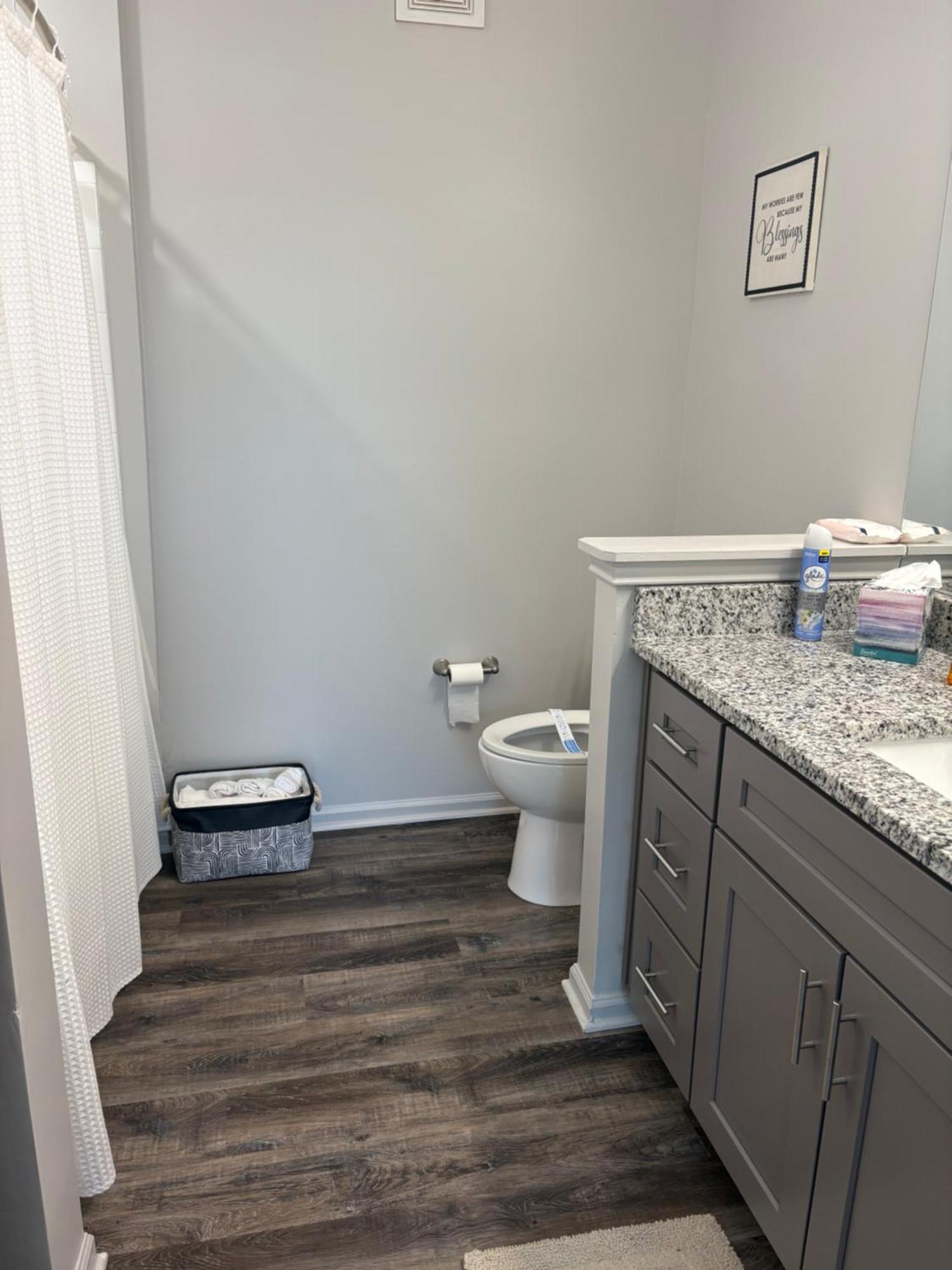 15 Minutes From Airport Charming 3 Bedroom Apartment *