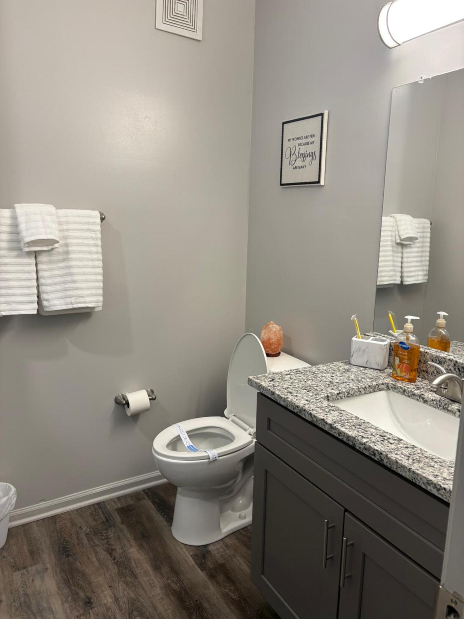 15 Minutes From Airport Charming 3 Bedroom *
