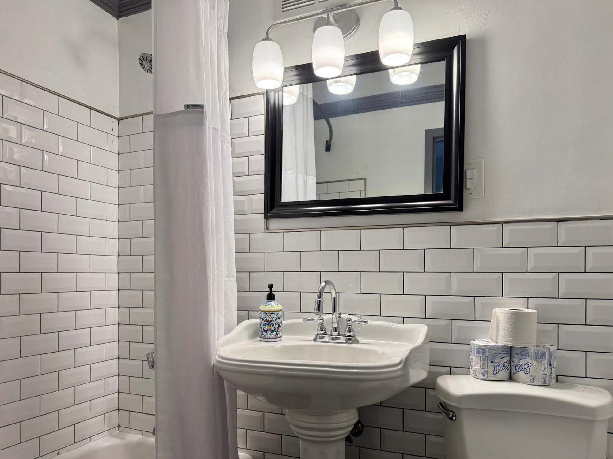 Apartment Downtown 24h Concierge 3 Bds 2br Onsite Parking Lm706 *