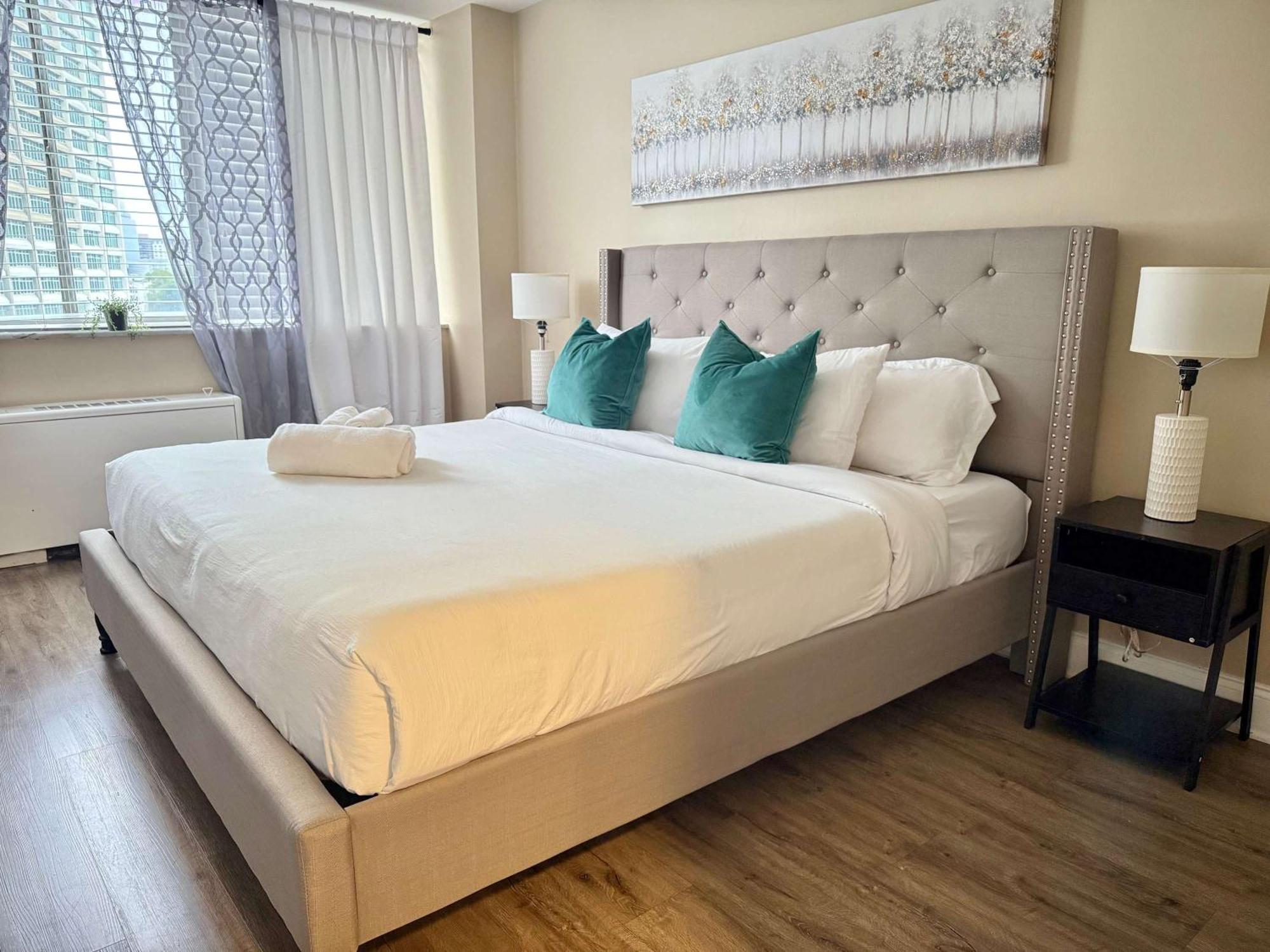 Holiday home Downtown! 2bd View Onsite Parking King Lm809
