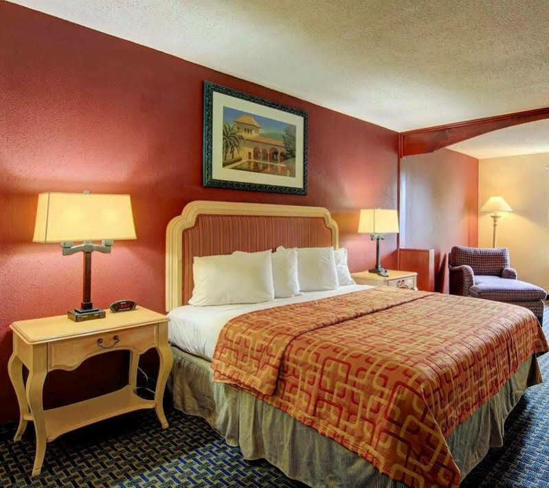 Hotel Red Roof - Six Flags