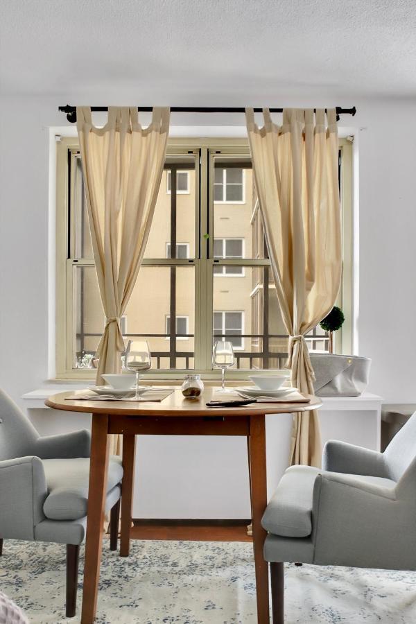 Downtown Studio W/amazing Location*self Check-in**
