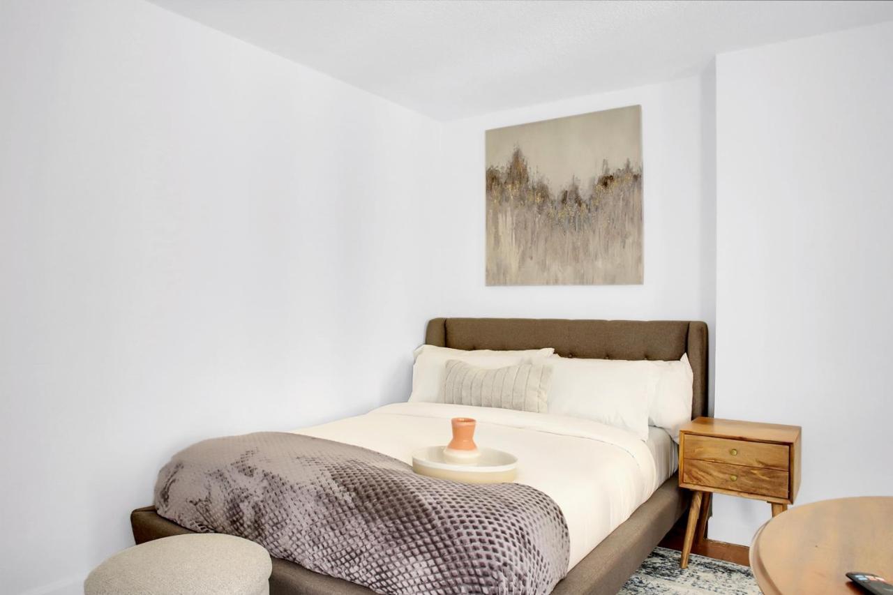Apartment Downtown Studio W/amazing Location*self Check-in**