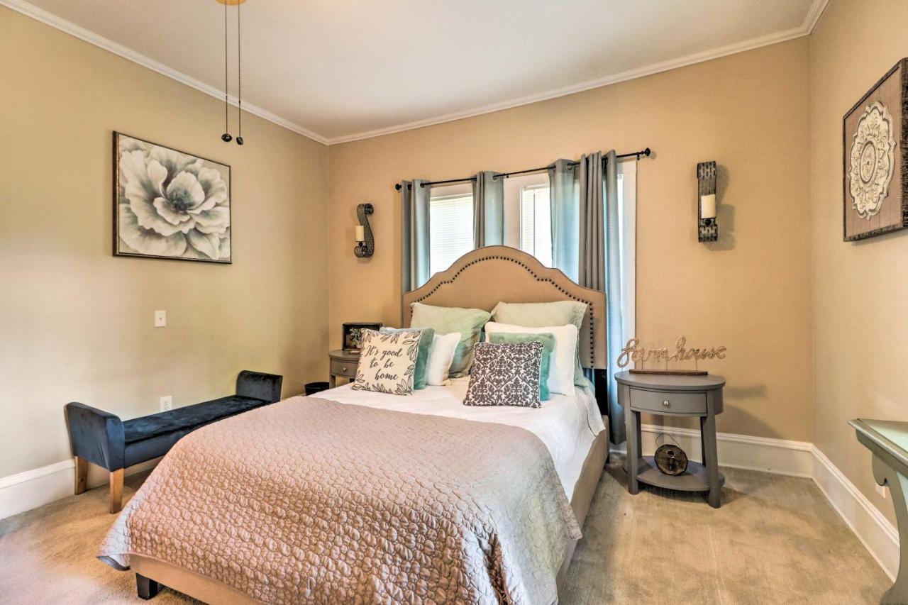 Updated With Backyard, 10mi To Dtwn Holiday home Atlanta