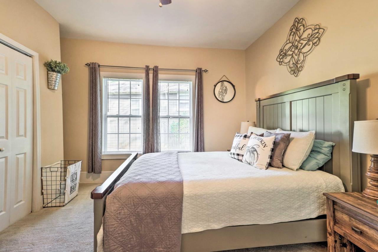 Holiday home Updated With Backyard, 10mi To Dtwn Atlanta