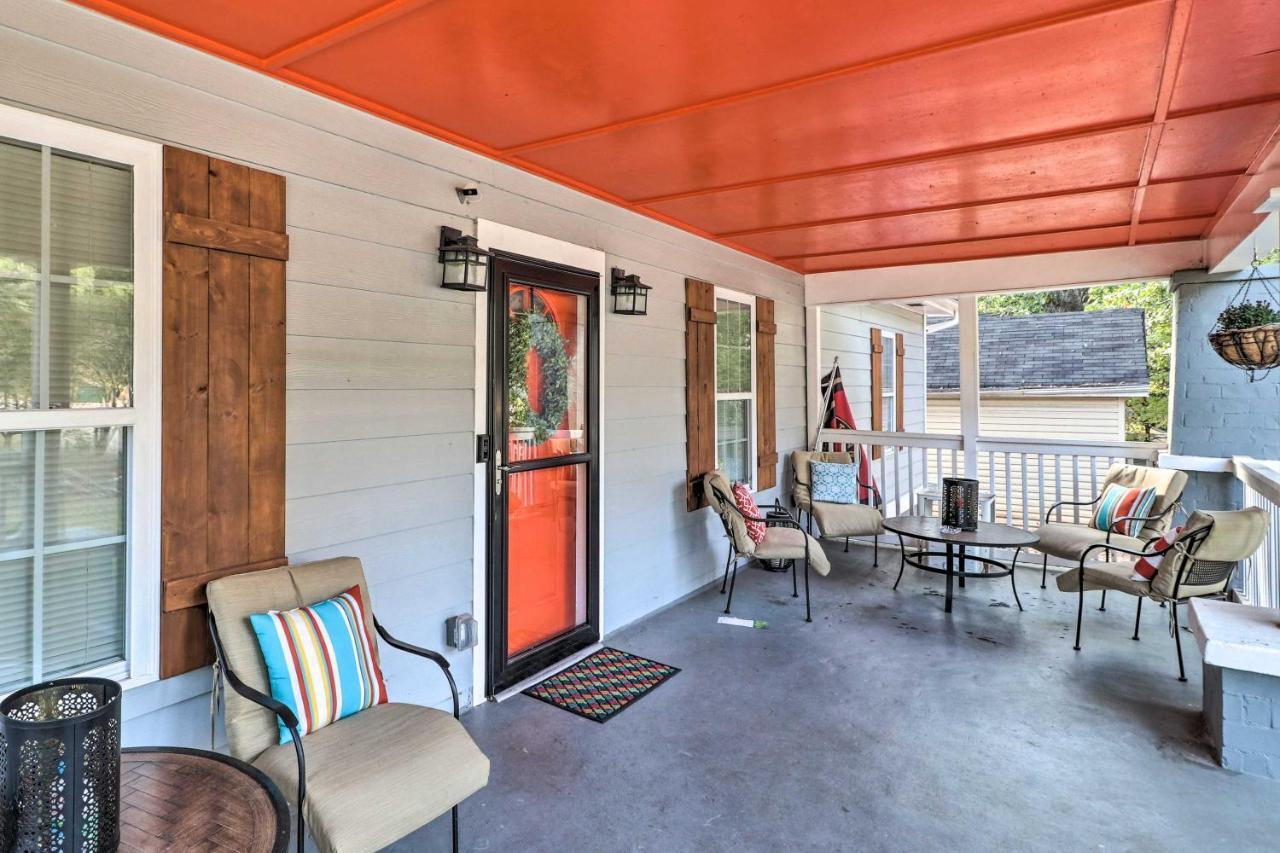 Updated With Backyard, 10mi To Dtwn Holiday home
