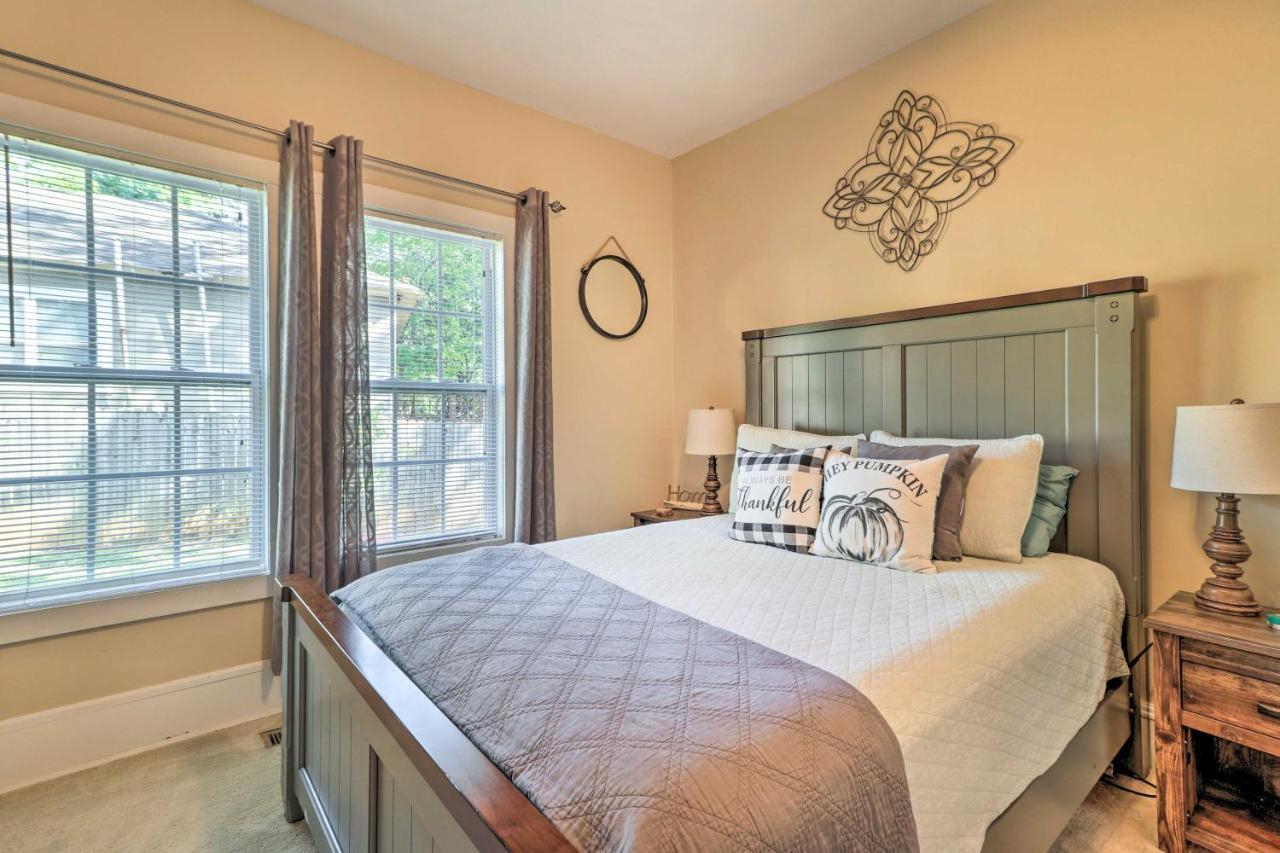 Updated With Backyard, 10mi To Dtwn Holiday home