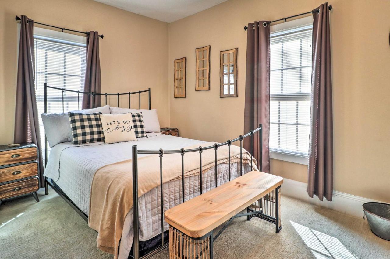 Updated With Backyard, 10mi To Dtwn Holiday home Atlanta