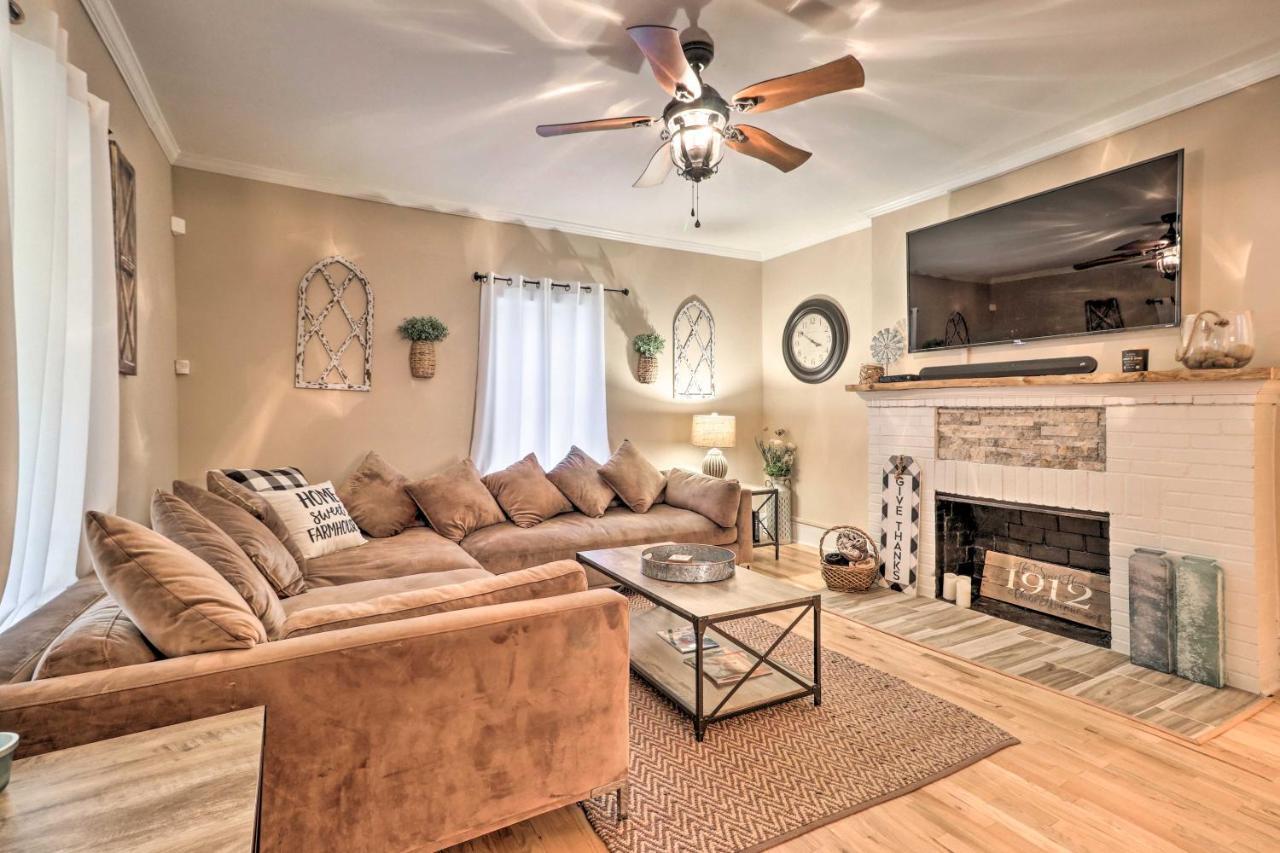 Holiday home Updated With Backyard, 10mi To Dtwn Atlanta