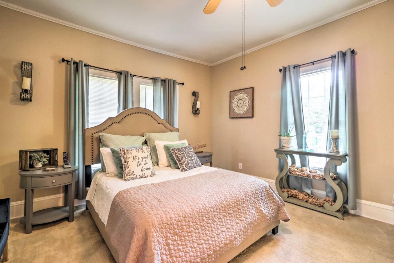 Holiday home Updated With Backyard, 10mi To Dtwn *