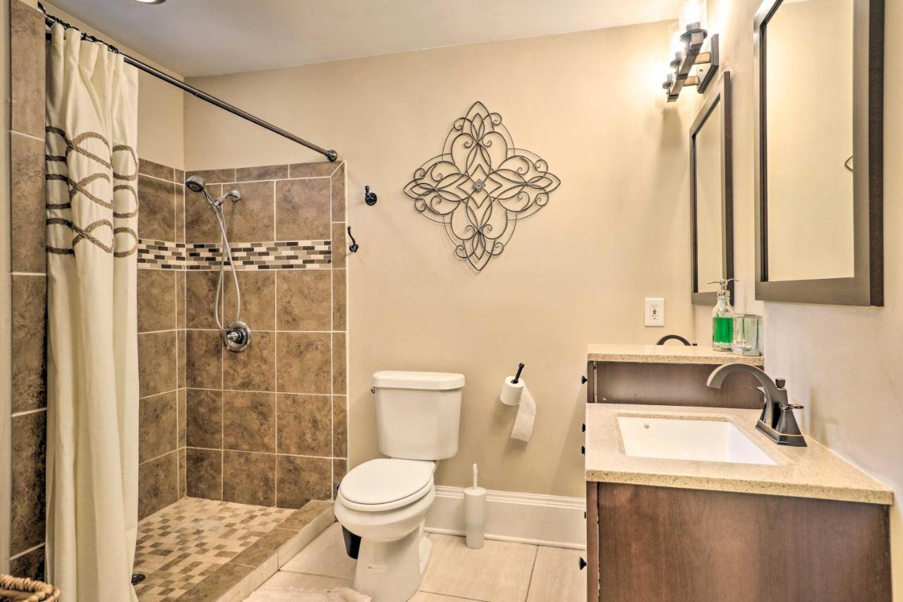 Holiday home Updated With Backyard, 10mi To Dtwn Atlanta