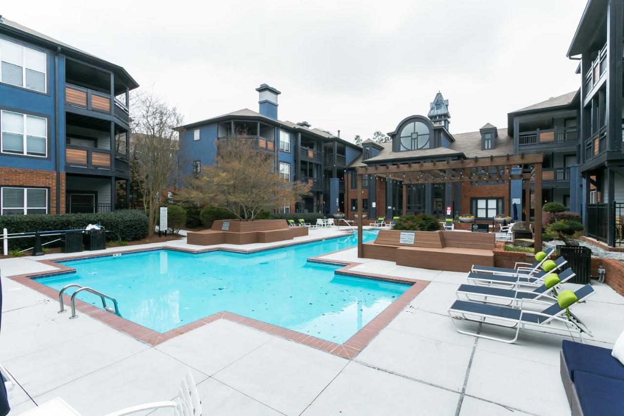 Luxury 3-bedroom Flat + Pool + Gym *