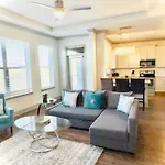 Buckhead Quarters- Spacious With Private Balcony