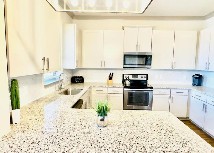 Buckhead Quarters- Spacious With Private Balcony