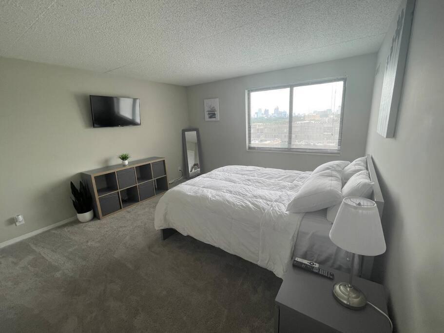 Modern 2 Bedroom 2 Bathroom Unit In