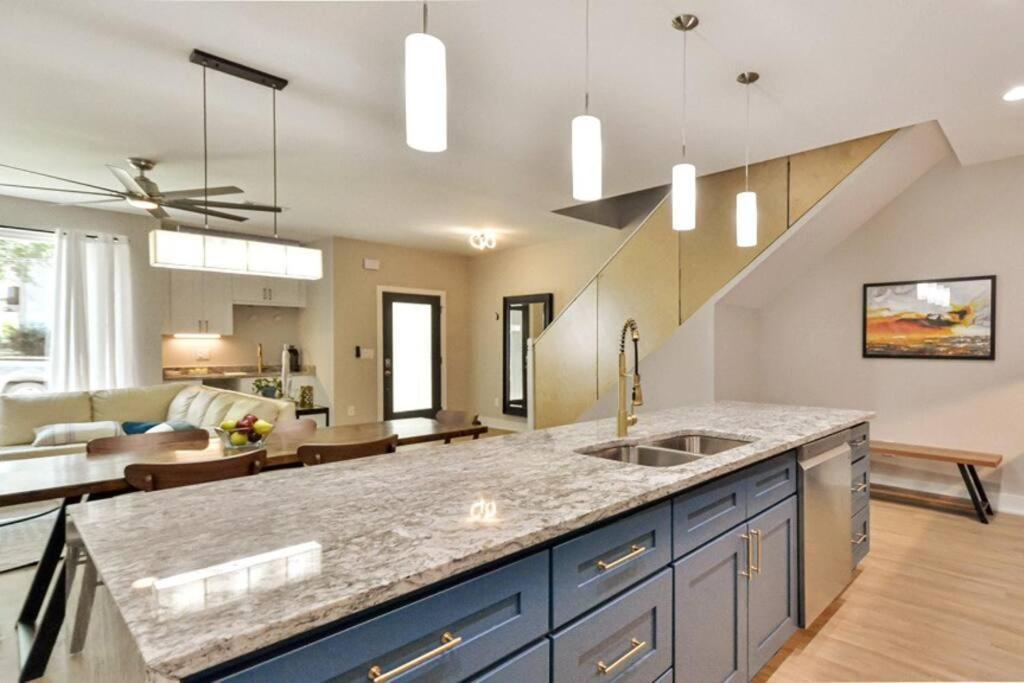 New Modern Near Ga Tech Holiday home *