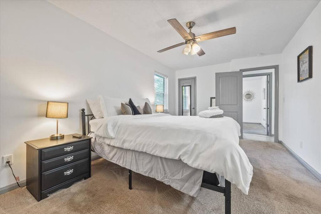 New! Modern Comforts W/ 4beds/3br Sleeps 8 Holiday home Atlanta