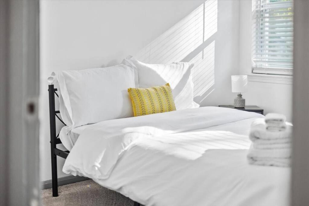 New! Modern Comforts W/ 4beds/3br Sleeps 8 Atlanta