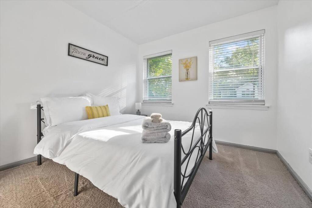 Holiday home New! Modern Comforts W/ 4beds/3br Sleeps 8 *