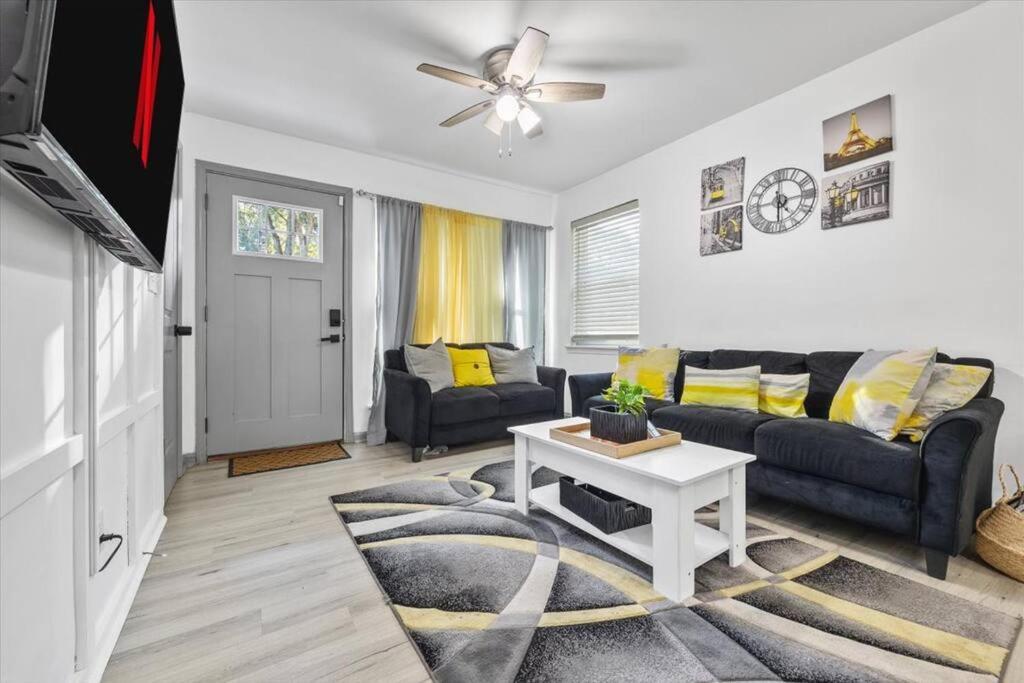Holiday home New! Modern Comforts W/ 4beds/3br Sleeps 8 Atlanta