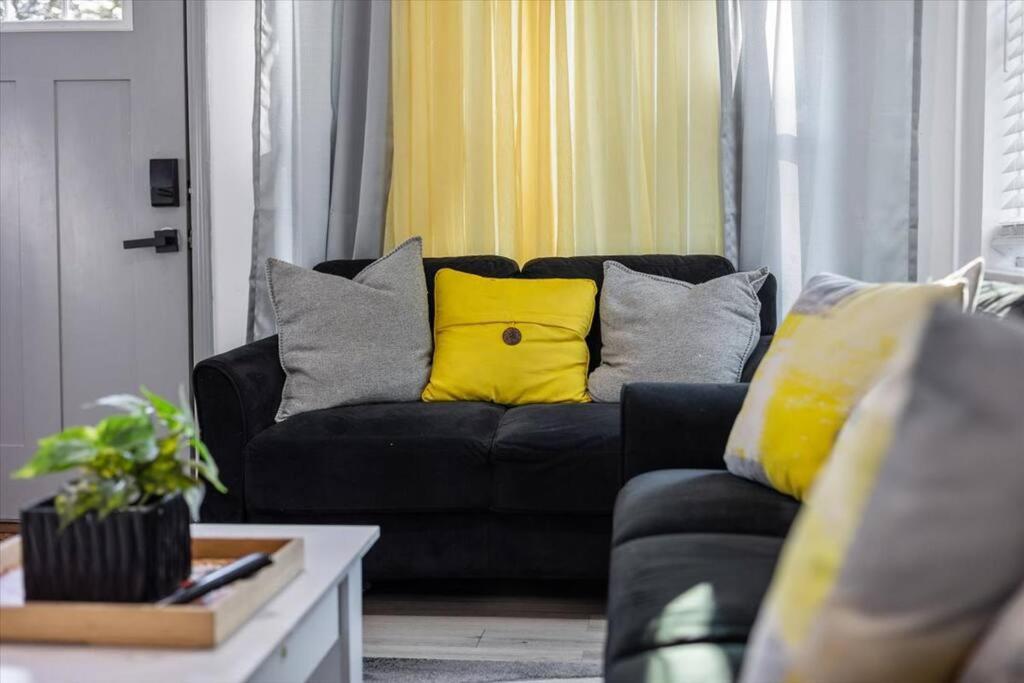 Holiday home New! Modern Comforts W/ 4beds/3br Sleeps 8 *