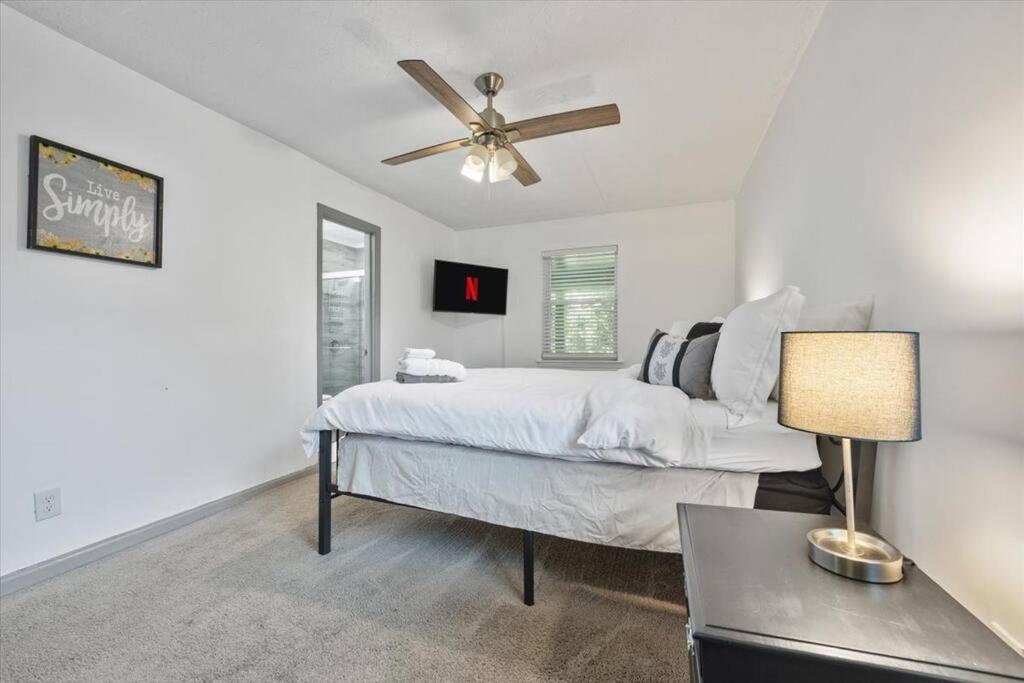 Holiday home New! Modern Comforts W/ 4beds/3br Sleeps 8 Atlanta
