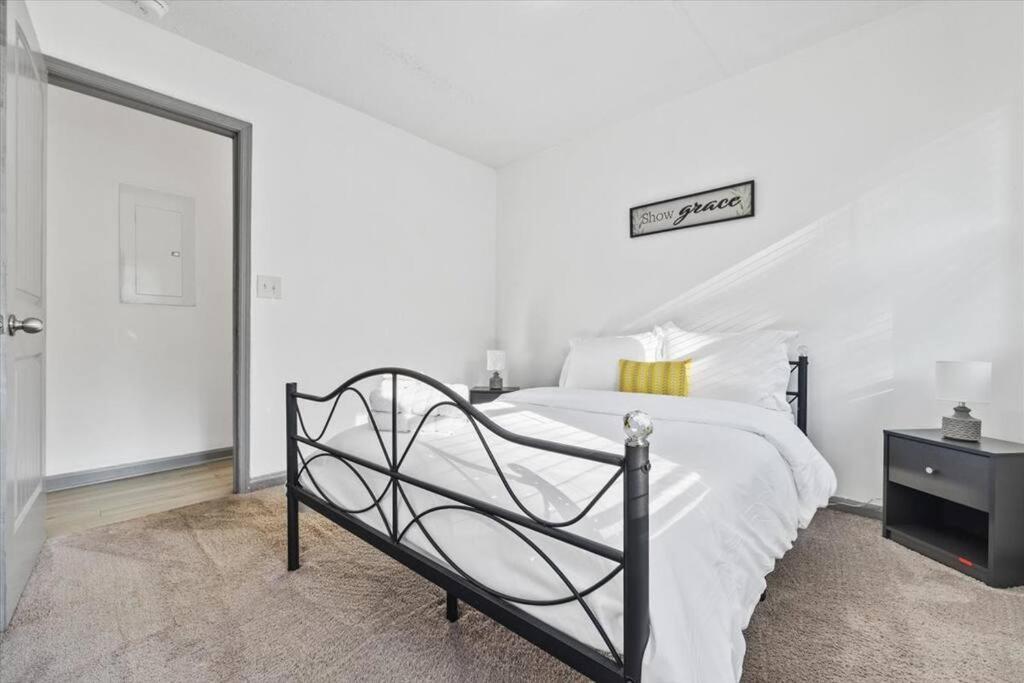 New! Modern Comforts W/ 4beds/3br Sleeps 8 Holiday home *