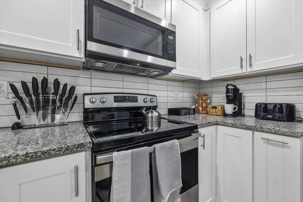 New! Modern Comforts W/ 4beds/3br Sleeps 8 Holiday home Atlanta