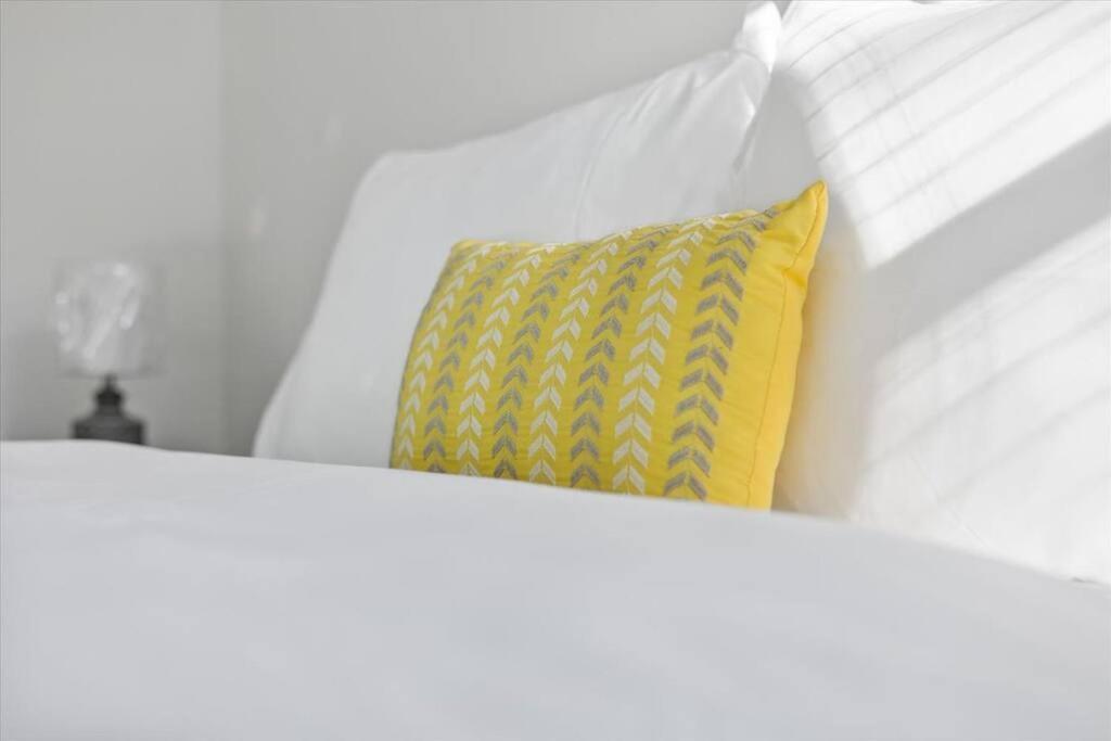 New! Modern Comforts W/ 4beds/3br Sleeps 8 *