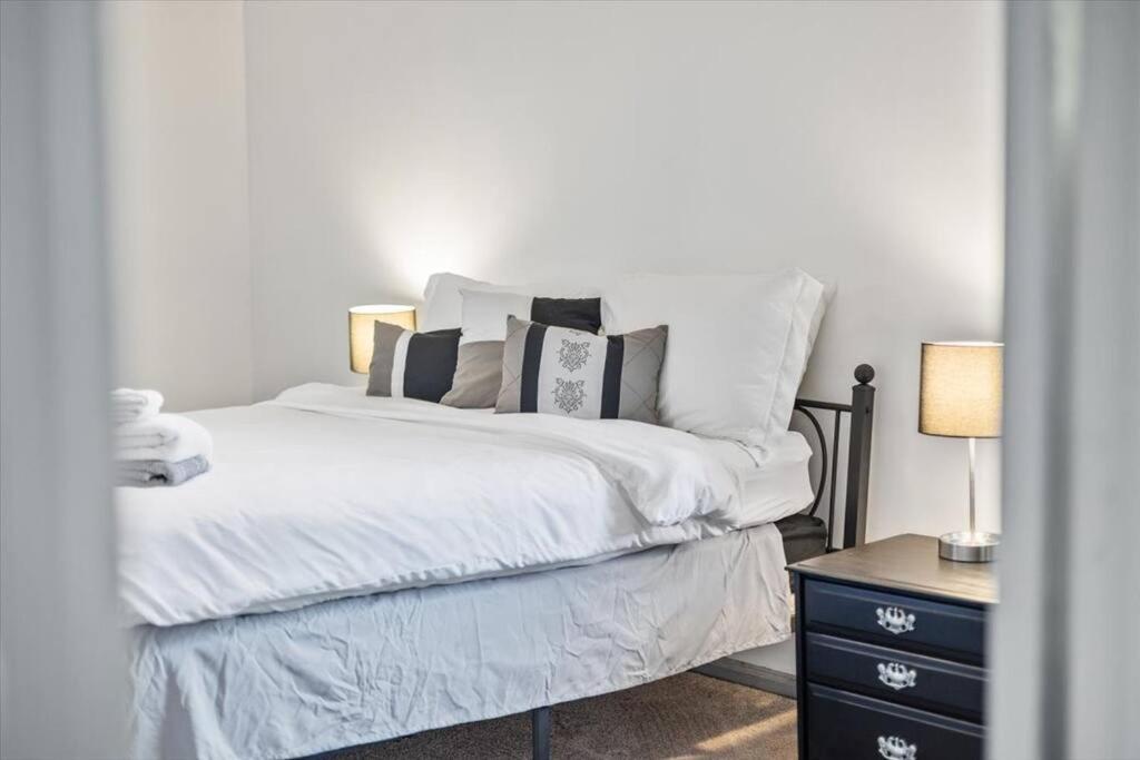 Holiday home New! Modern Comforts W/ 4beds/3br Sleeps 8 *