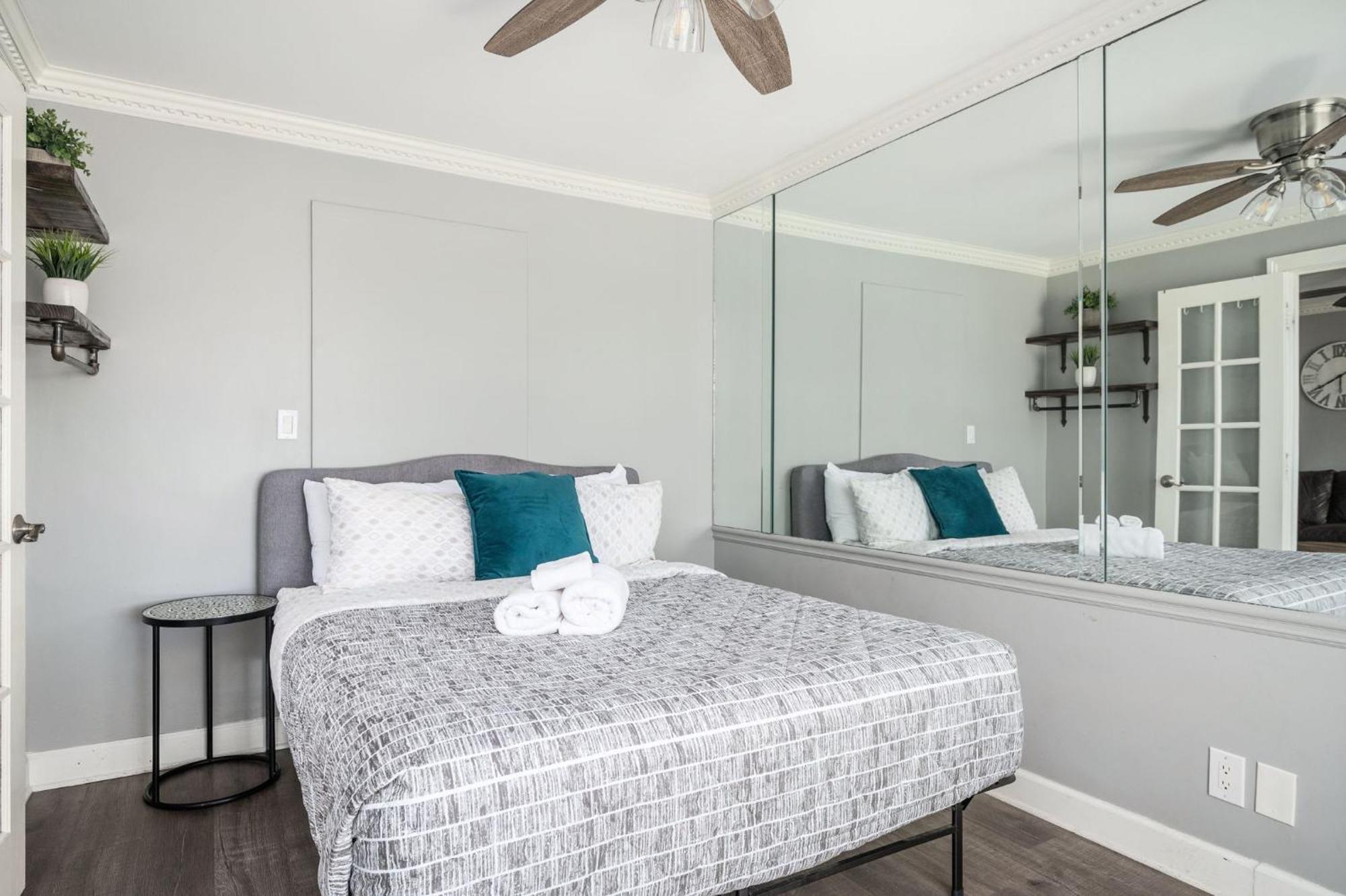 Downtown! View Location Onsite Parking Lm1207 Holiday home *