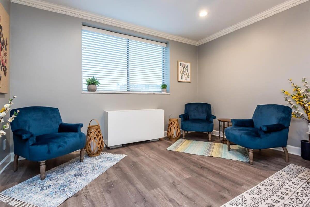 Downtown! View Location Onsite Parking Lm1207 *