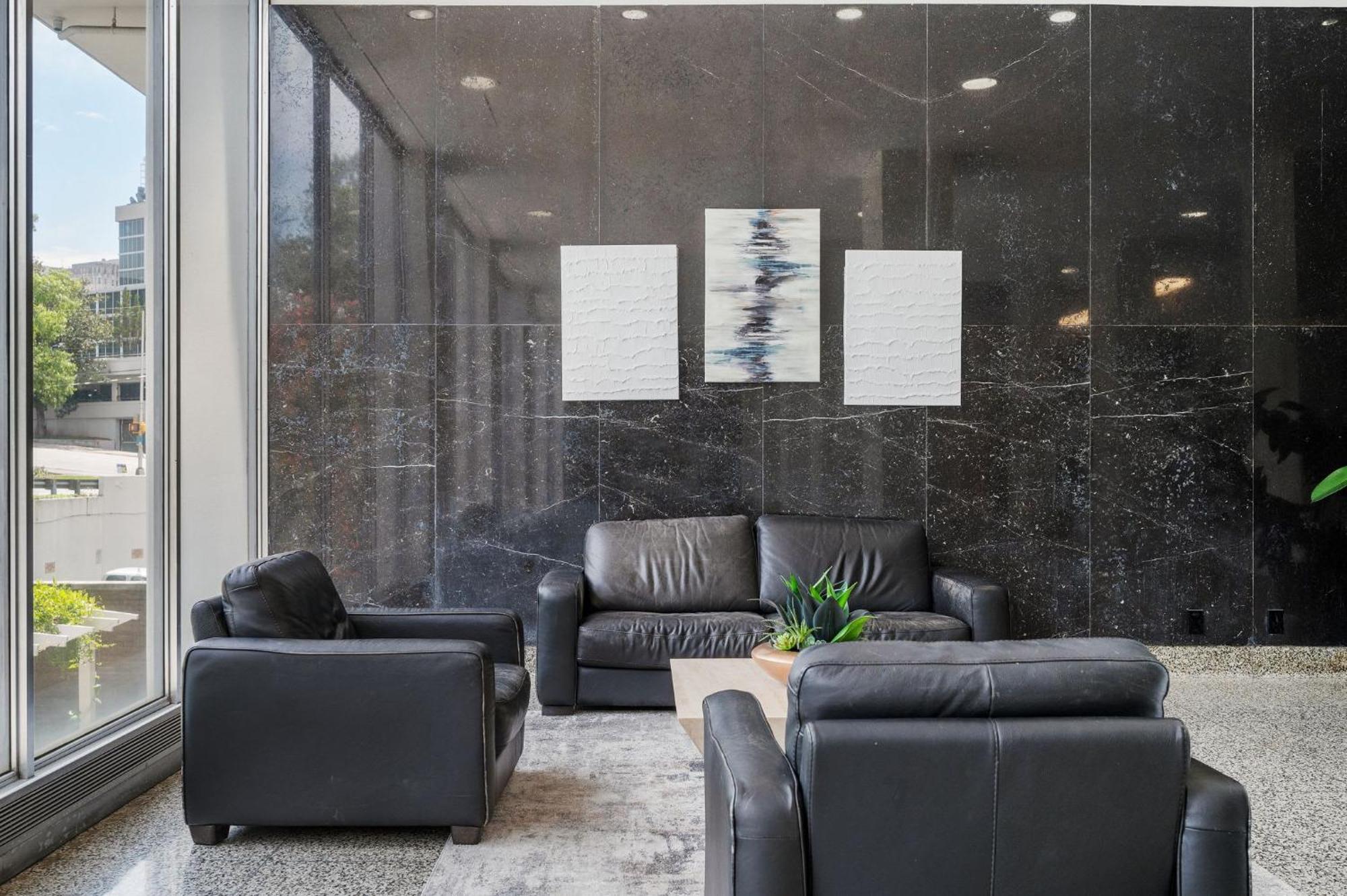 Downtown! View Location Onsite Parking Lm1207