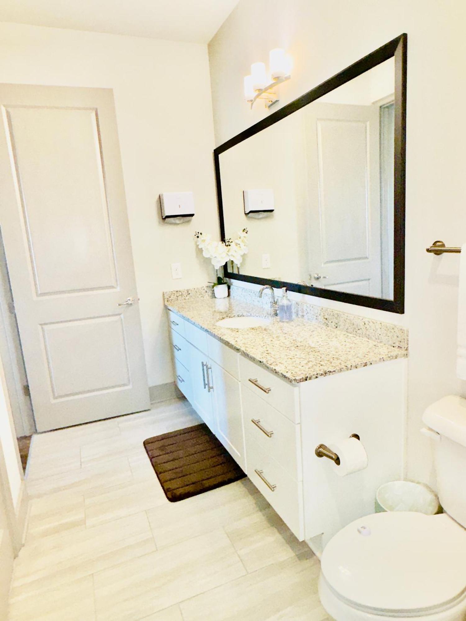 Buckhead Quarters- Spacious With Private Balcony Apartment *