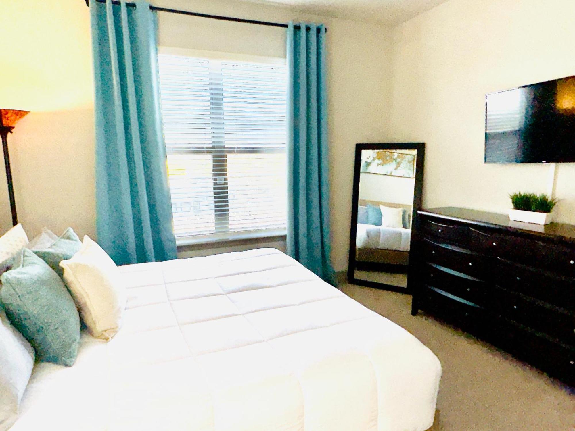 Buckhead Quarters- Spacious With Private Balcony Apartment *