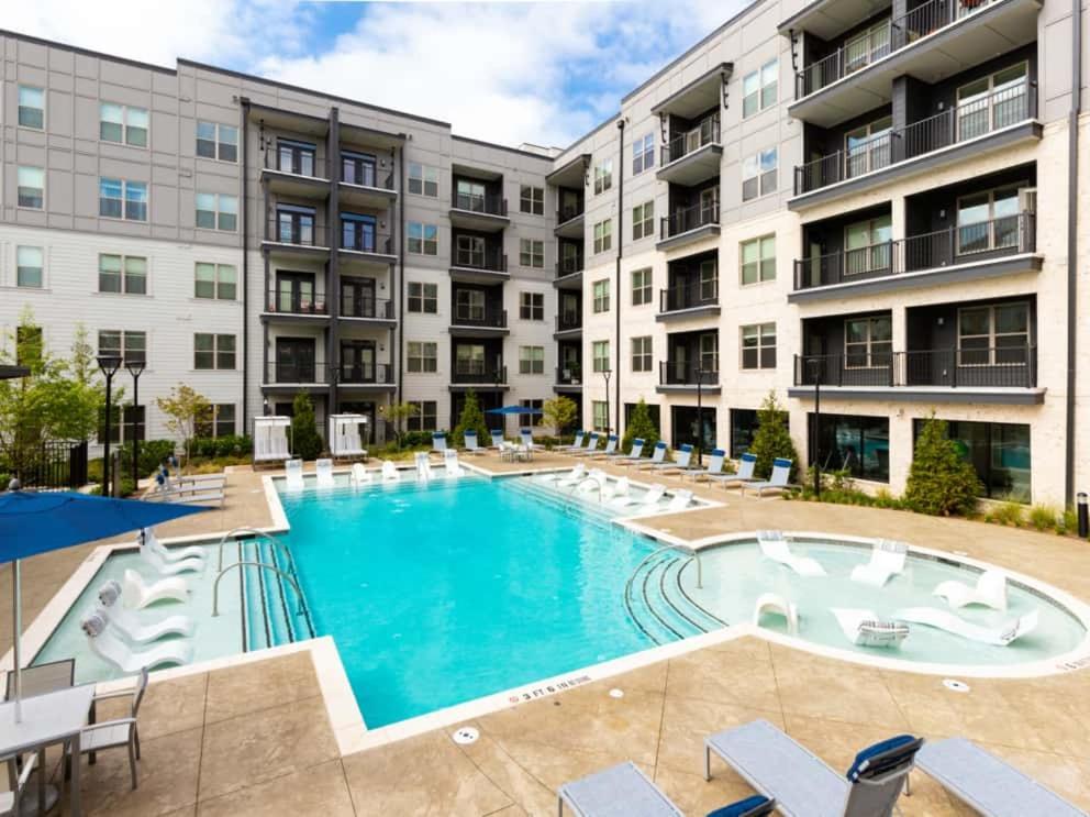 Buckhead Quarters- Spacious With Private Balcony Apartment *