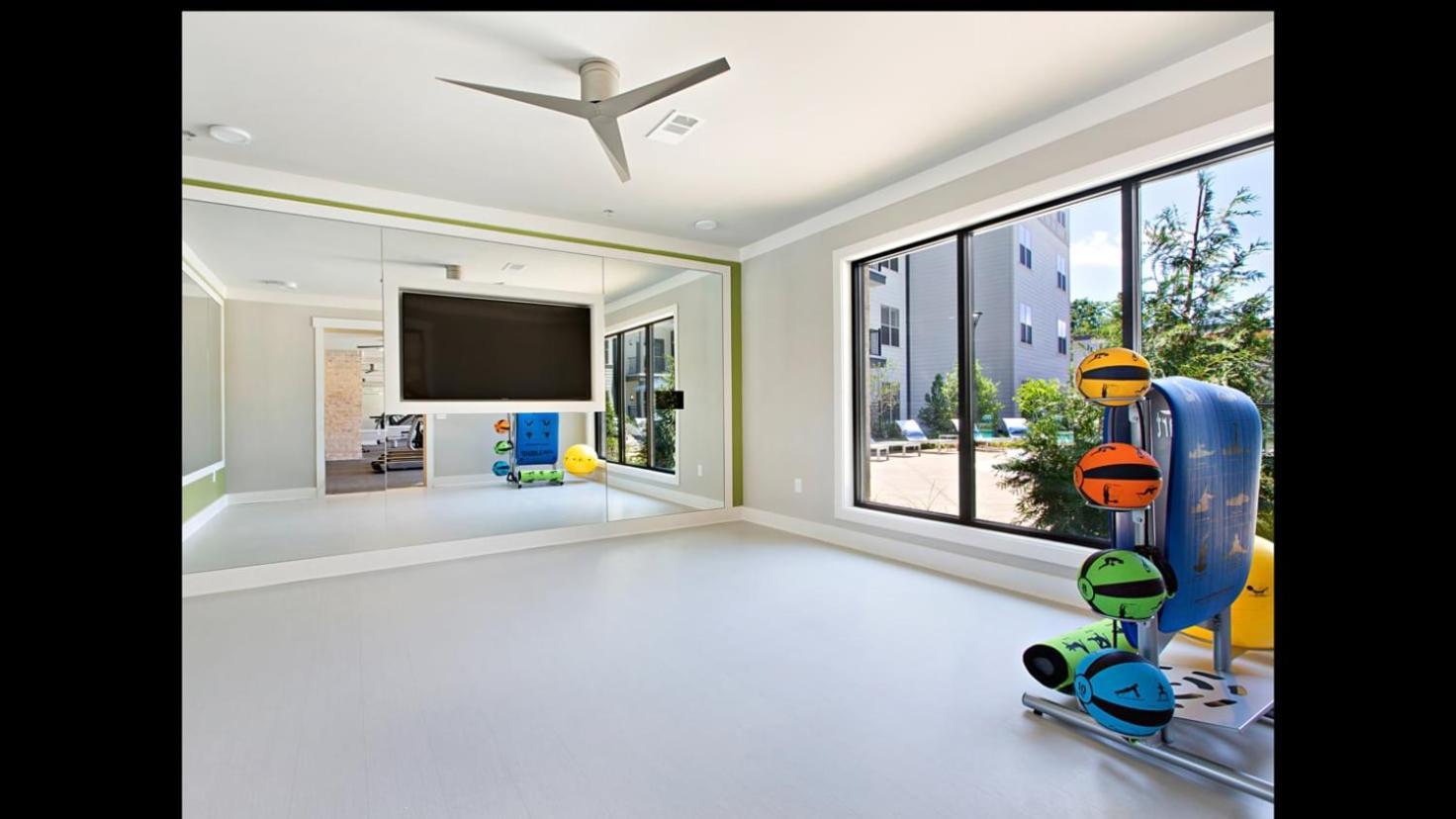 Buckhead Quarters- Spacious With Private Balcony Apartment *