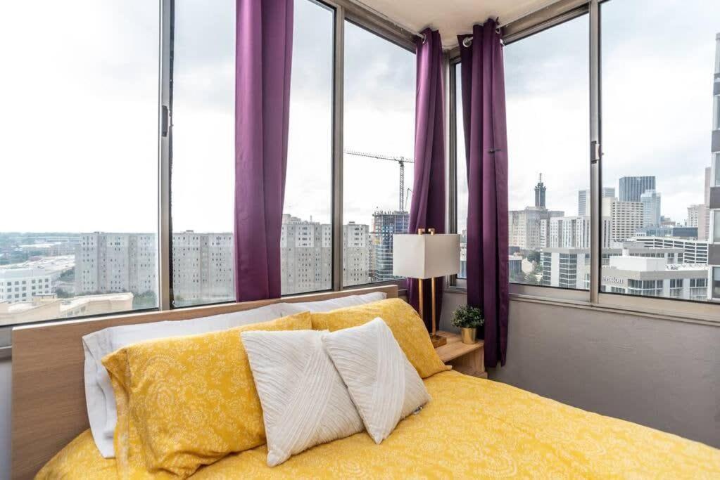 Downtown Excellent View! Onsite Parking 1904