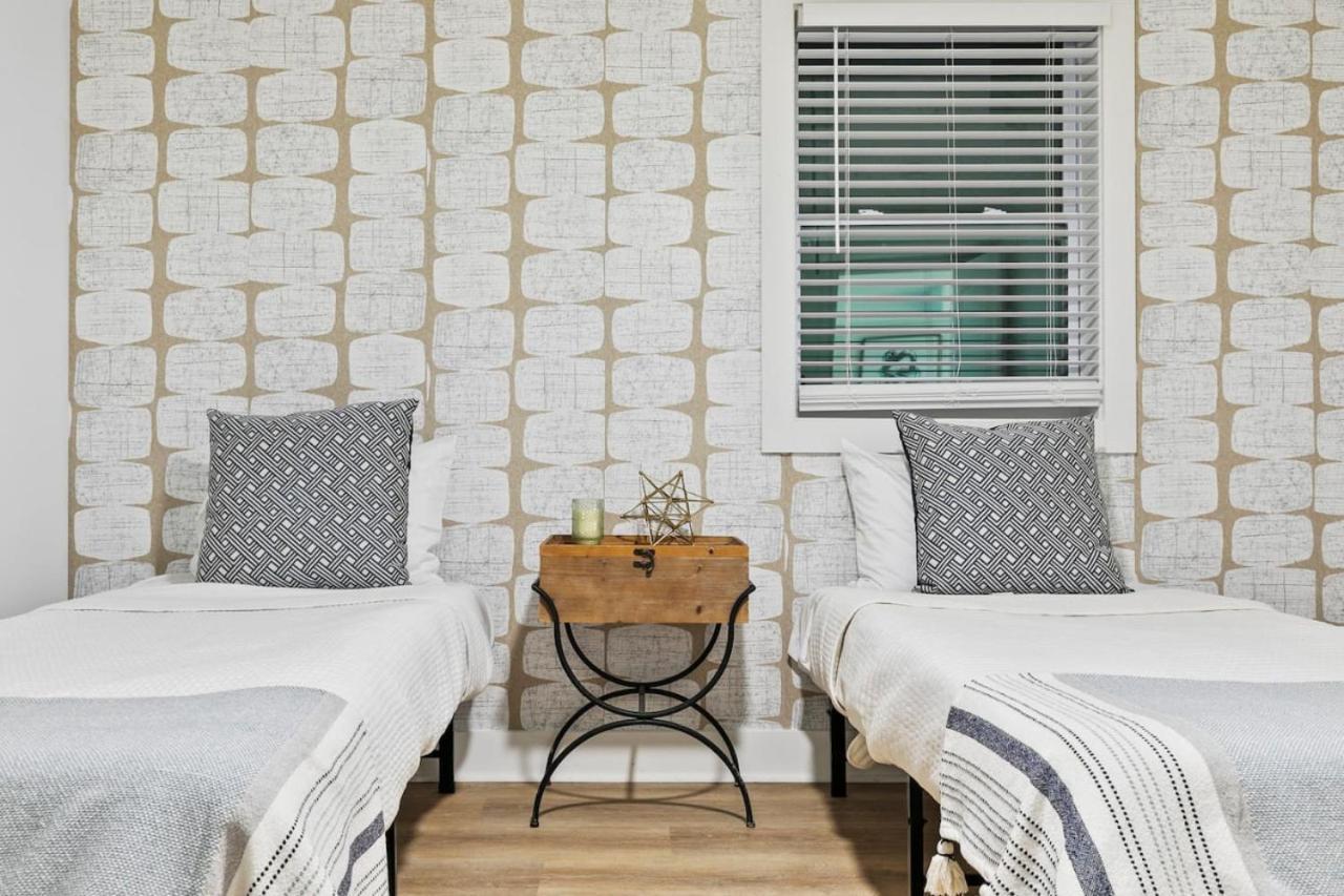 Luxury Living Minutes From Downtown 4 Bedroom Gem Holiday home *
