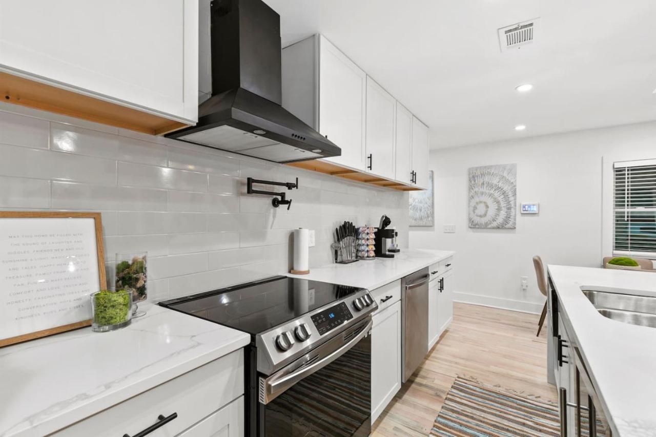 Luxury Living Minutes From Downtown 4 Bedroom Gem Holiday home