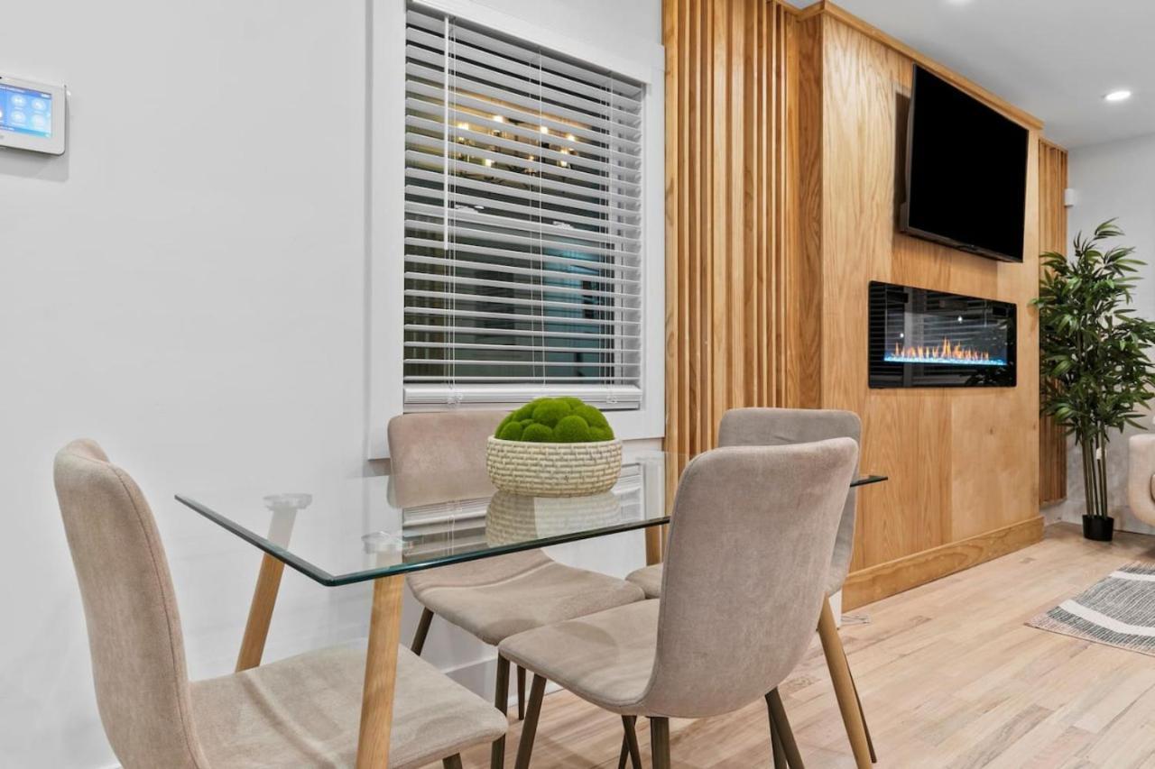 Holiday home Luxury Living Minutes From Downtown 4 Bedroom Gem *