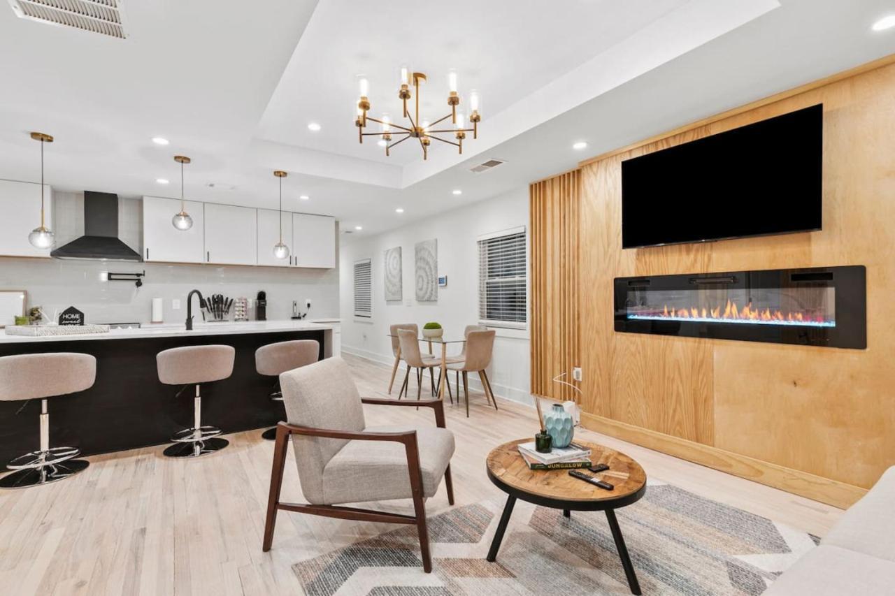 Holiday home Luxury Living Minutes From Downtown 4 Bedroom Gem *