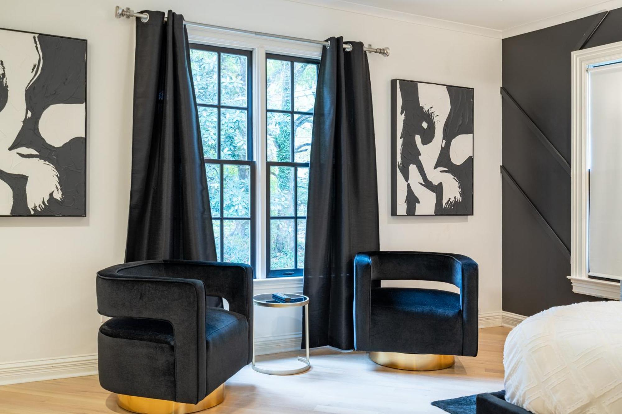 The Black House At Victoria Mill Buckhead Villa
