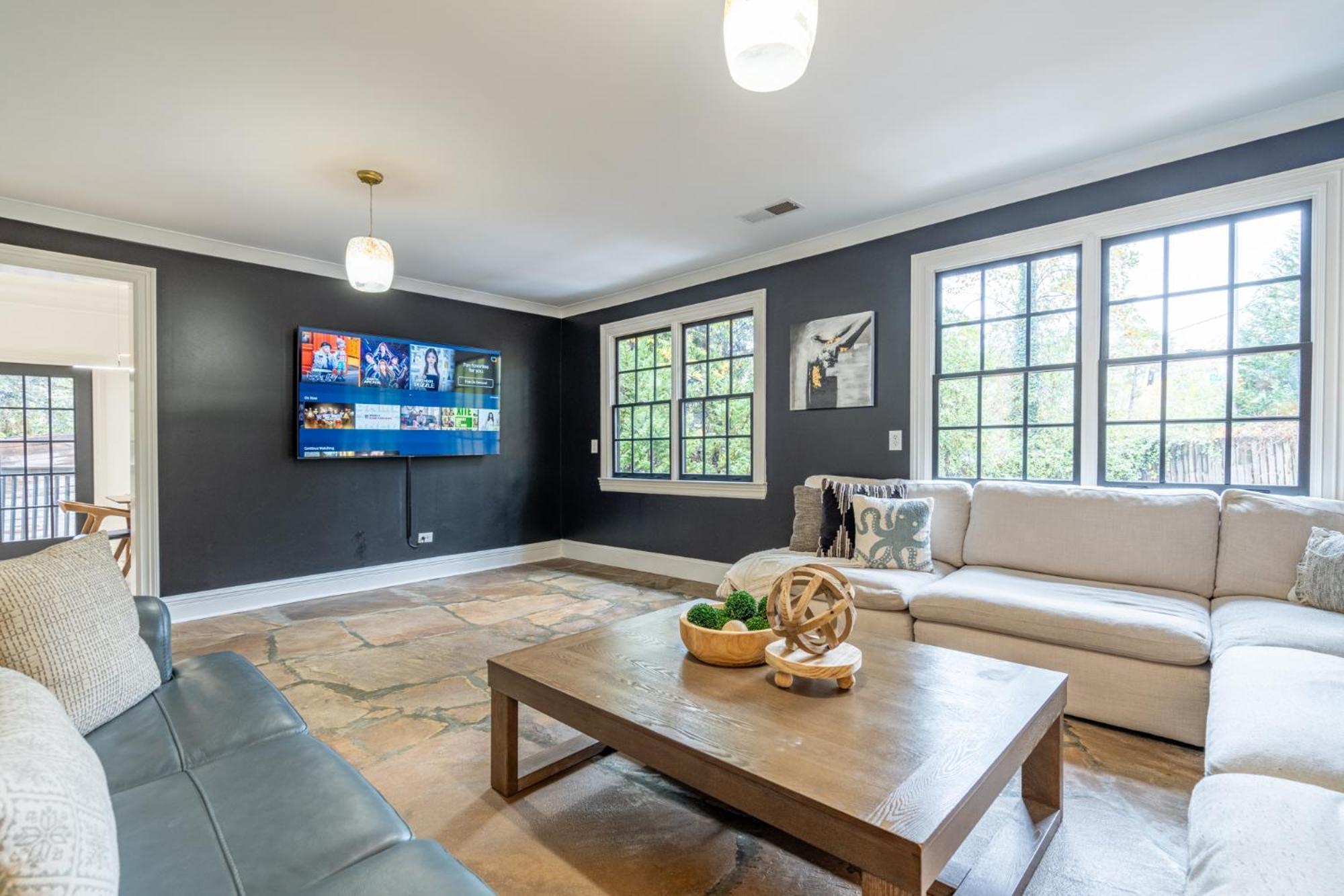 The Black House At Victoria Mill Buckhead