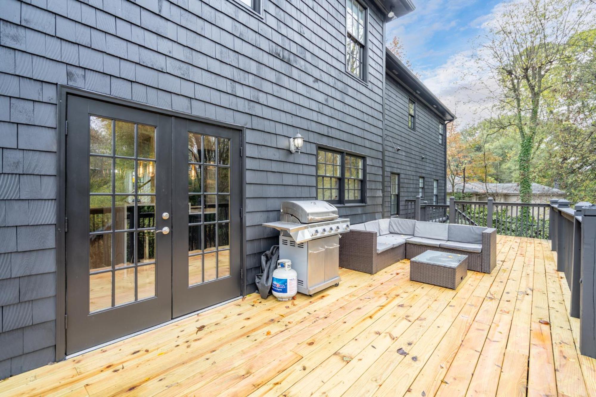 The Black House At Victoria Mill Buckhead Villa