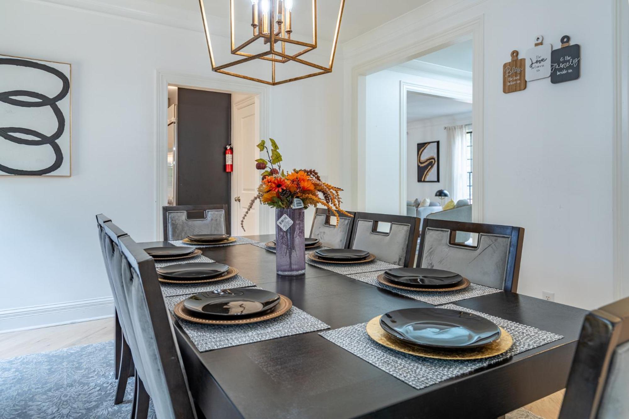 The Black House At Victoria Mill Buckhead Villa *